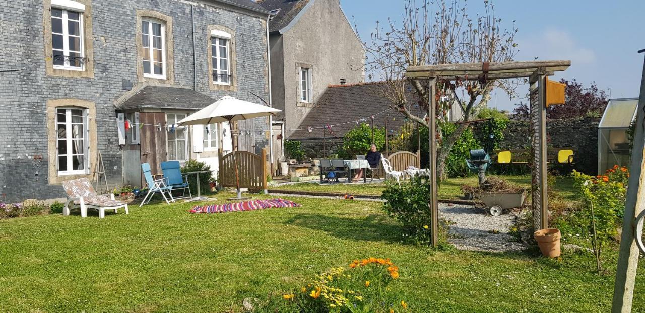 Maison Papillons Plomodiern Luaran gambar