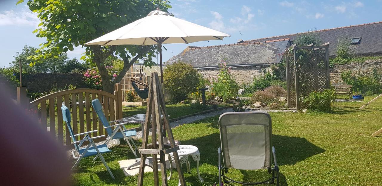 Maison Papillons Plomodiern Luaran gambar