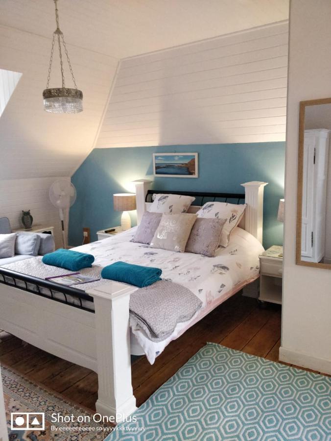 Maison Papillons Plomodiern Luaran gambar