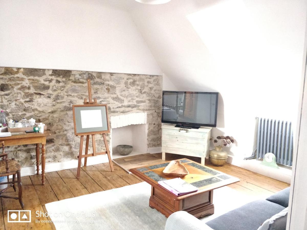 Maison Papillons Plomodiern Luaran gambar