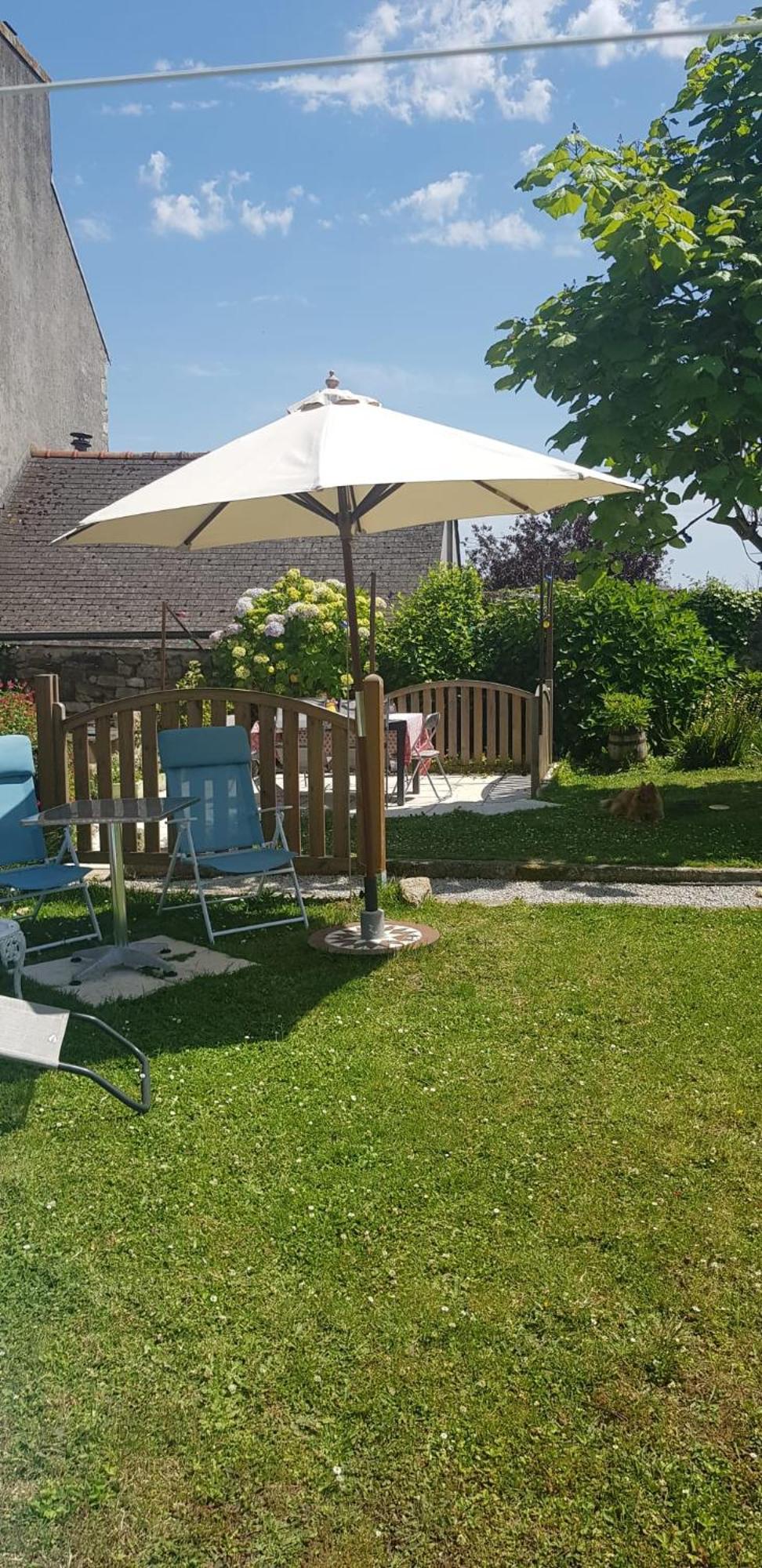 Maison Papillons Plomodiern Luaran gambar